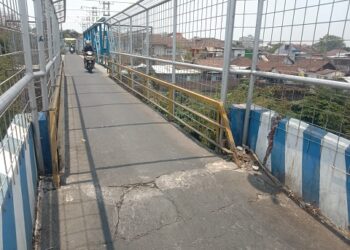 Kondisi retakan yang ada di Jembatan Pelor Kota Malang.