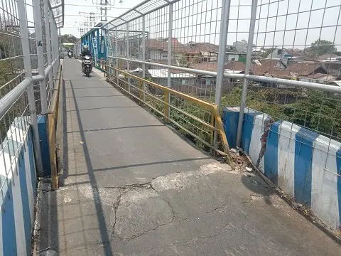 Kondisi retakan yang ada di Jembatan Pelor Kota Malang.