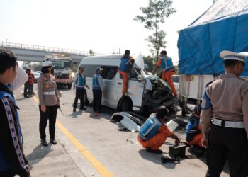 Petugas melakukan penanganan kecelakaan yang terjadi di Tol Pandaan-Malang.