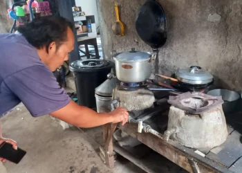 Dian Mustofa menunjukkan kompor gas metana miliknya.