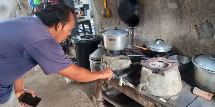 Dian Mustofa menunjukkan kompor gas metana miliknya.