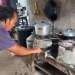Dian Mustofa menunjukkan kompor gas metana miliknya.