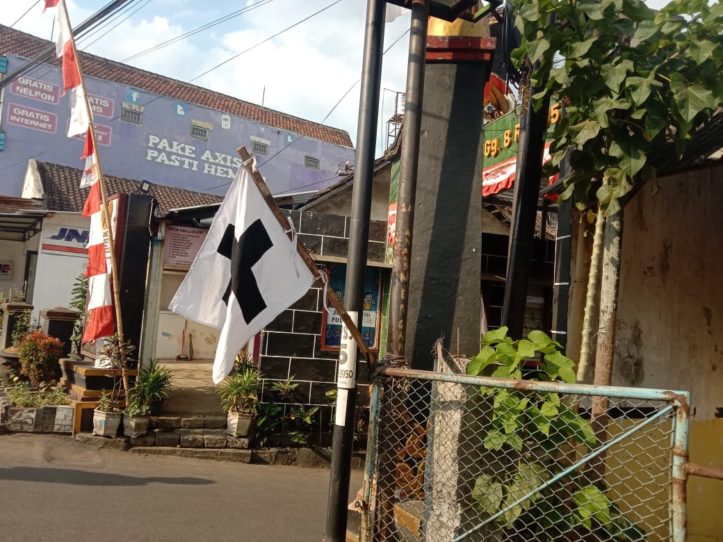 Bendera duka yang ada di gang 8 Tlogomas, Kota Malang.