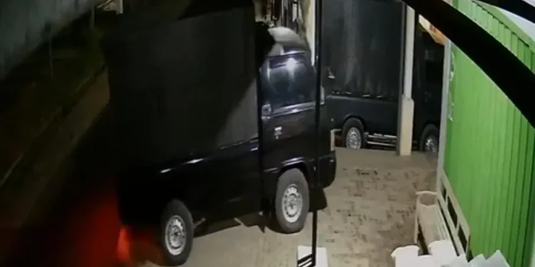 Mobil pikap milik korban dicuri oleh dua orang tak dikenal.
