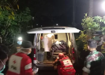 Petugas mengevakuasi jenazah Iswantari yang ditemukan di dalam rumahnya.
