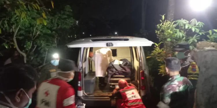 Petugas mengevakuasi jenazah Iswantari yang ditemukan di dalam rumahnya.