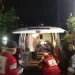Petugas mengevakuasi jenazah Iswantari yang ditemukan di dalam rumahnya.