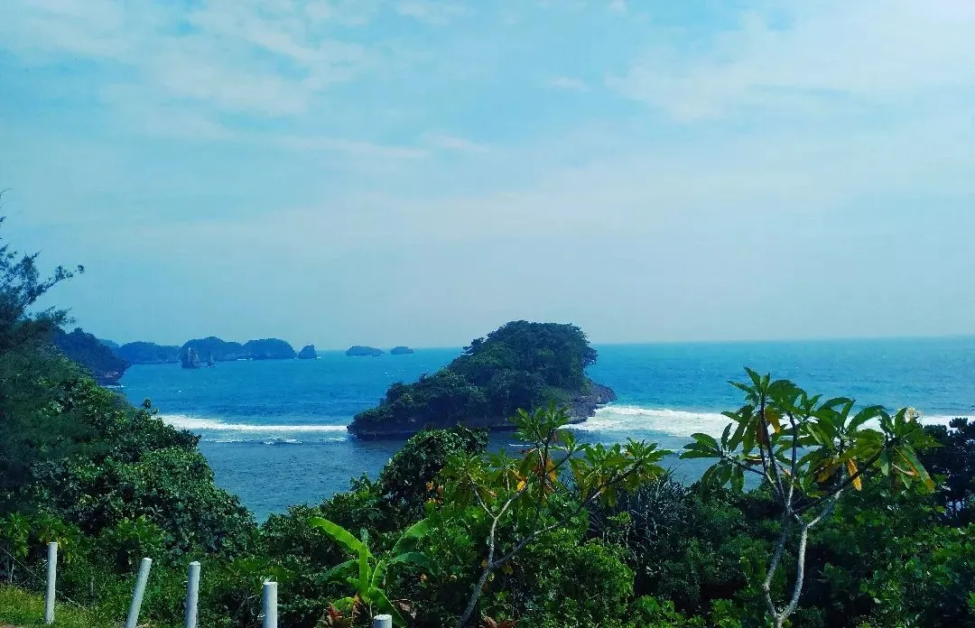 Potret Pantai Teluk Asmara.