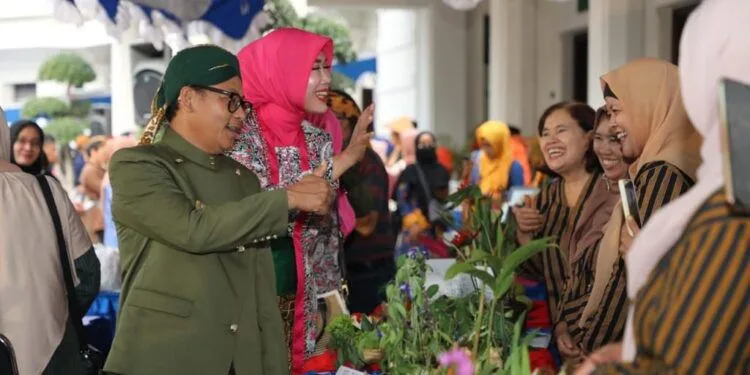 Wali Kota Malang Sutiaji dan Ketua TP PKK Widayati Sutiaji menyapa pelaku UMkM.