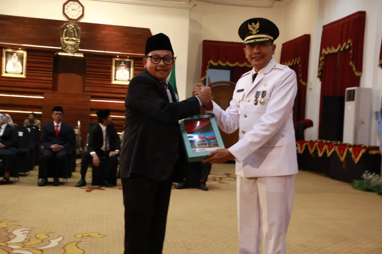 Dr Ir Wahyu Hidayat bersama mantan Wali Kota Malang, Sutiaji, pasca pelantikan.