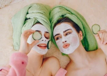 Ilustrasi dua wanita sedang menggunakan masker wajah.