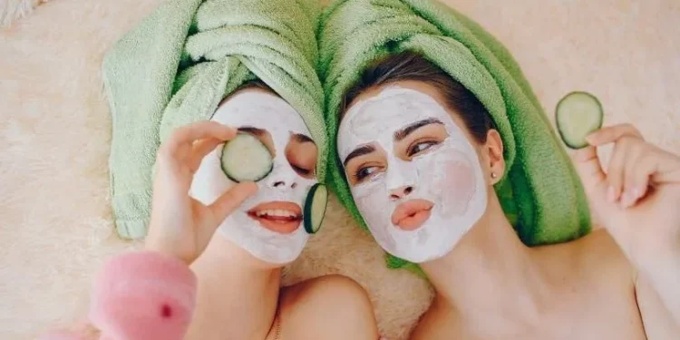 Ilustrasi dua wanita sedang menggunakan masker wajah.