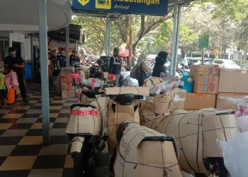 Kendaraan roda 2 yang turun dari cargo kereta api di Stasiun Kota Malang.