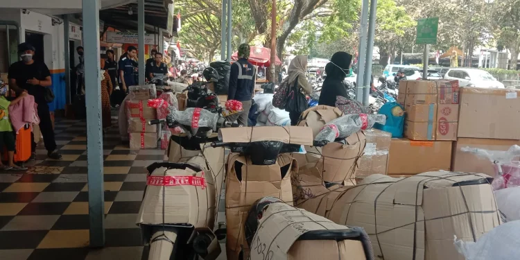 Kendaraan roda 2 yang turun dari cargo kereta api di Stasiun Kota Malang.