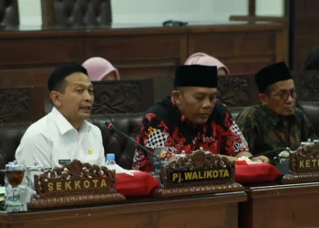 Pj Wali Kota Malang Wahyu Hidayat (kemeja putih).