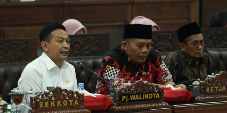 Pj Wali Kota Malang Wahyu Hidayat (kemeja putih).