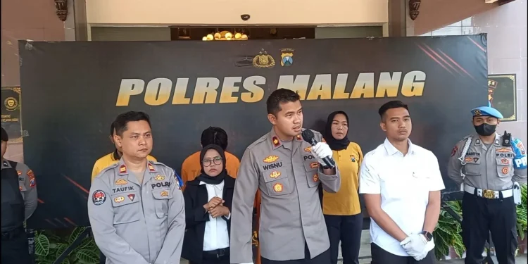 akapolres Malang, Kompol Wisnu S Kuncoro saat memberikan keterangan tentang kasus aborsi