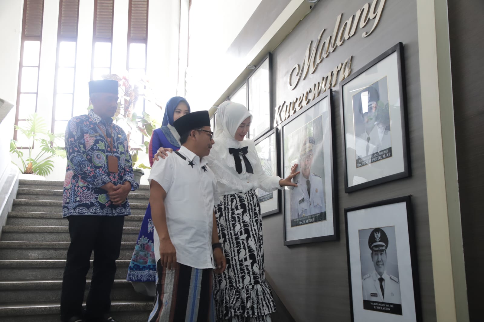 Sutiaji bersama Widayati Sutiaji melihat beberapa deret foto para mantan wali Kota Malang.