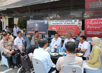 Pj Wali Kota Malang berbincang santai bersama jajaran Polresta Malang Kota.