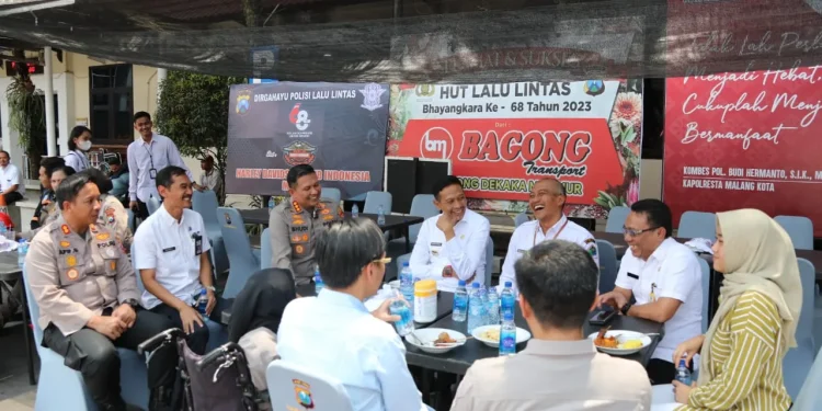 Pj Wali Kota Malang berbincang santai bersama jajaran Polresta Malang Kota.