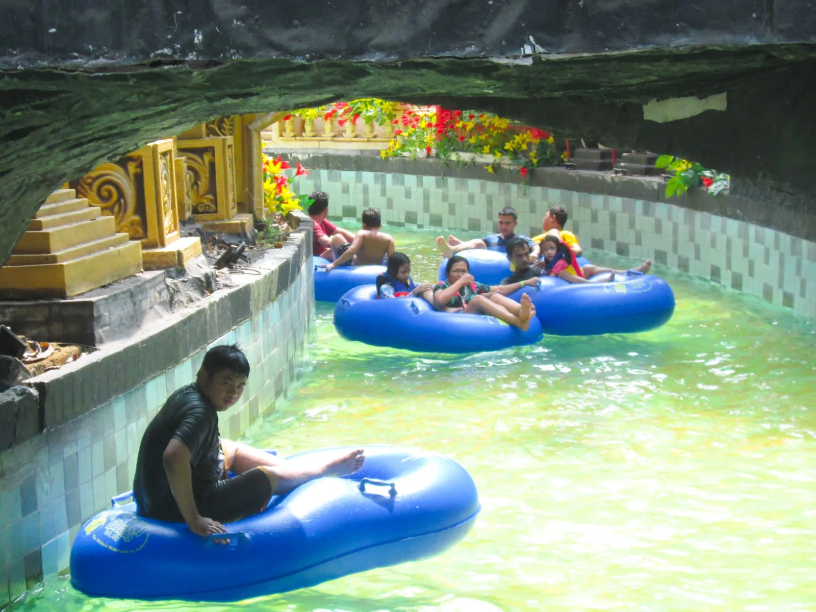 Pengunjung asyik bermain pelampung di Hawai Waterpark. 