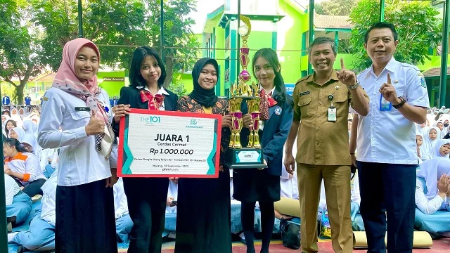 Apresiasi SMKN 1 Turen kepada siswa jurusan perhotelan yang meraih juara di lomba cerdas cermat.