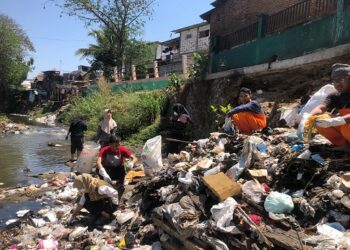 Tumpukan sampah didominasi sampah plastik tampak memenuhi dan menumpuk di Sungai Brantas kawasan Munarto Kota Malang.