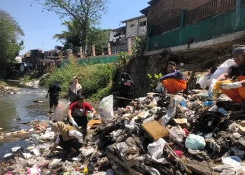 Tumpukan sampah didominasi sampah plastik tampak memenuhi dan menumpuk di Sungai Brantas kawasan Munarto Kota Malang.