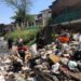 Tumpukan sampah didominasi sampah plastik tampak memenuhi dan menumpuk di Sungai Brantas kawasan Munarto Kota Malang.