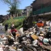 Tumpukan sampah didominasi sampah plastik tampak memenuhi dan menumpuk di Sungai Brantas kawasan Munarto Kota Malang.