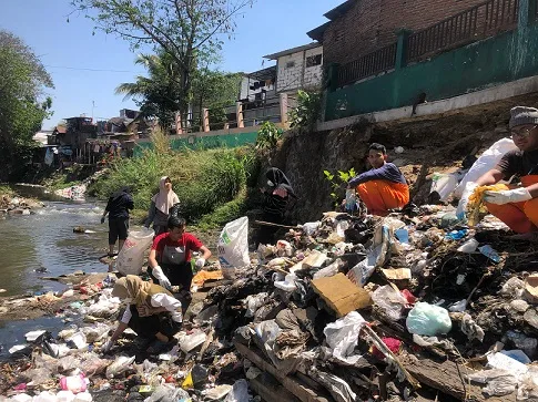 Tumpukan sampah didominasi sampah plastik tampak memenuhi dan menumpuk di Sungai Brantas kawasan Munarto Kota Malang.