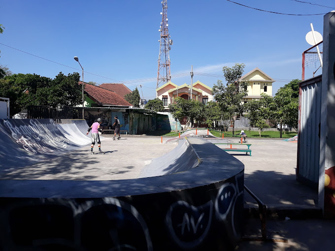 Taman Merjosari dengan skateparknya. 
