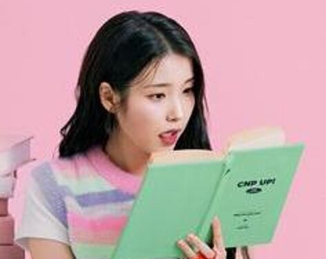 Aktris IU tampak sedang membaca buku.