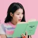 Aktris IU tampak sedang membaca buku.