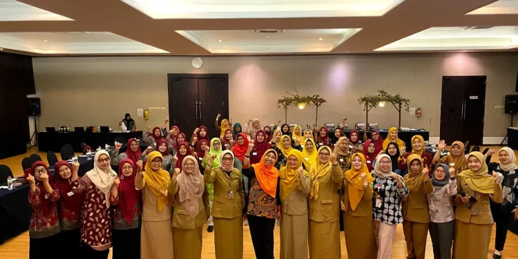 Foto bersama Kepala DPPKB Kabupaten Malang, Tim PASTI, OPD KB, dan Relawan Pos Gizi.