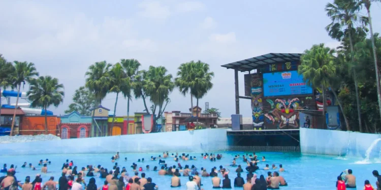 Para pengunjung di Hawai Waterpark sedang duduk menunggu datangnya tsunami.