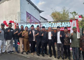 drh H Puguh Wiji Pamungkas (tengah) saat berfoto bersama dengan para jajaran NGG dan pejabat setempat saat berfoto di depan tulisan Kampung Wirausaha Nusantara, Selasa (26/09/2023).