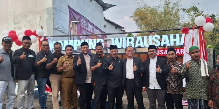 drh H Puguh Wiji Pamungkas (tengah) saat berfoto bersama dengan para jajaran NGG dan pejabat setempat saat berfoto di depan tulisan Kampung Wirausaha Nusantara, Selasa (26/09/2023).