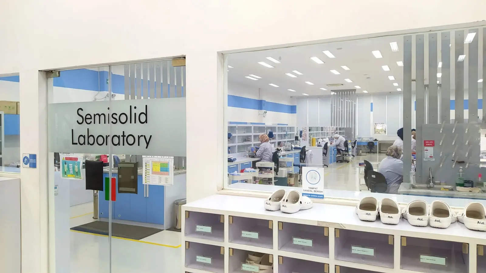 Kesibukan para peneliti di lanoratorium R&D Center PT Paragon PT Paragon Technology and Innovation. 