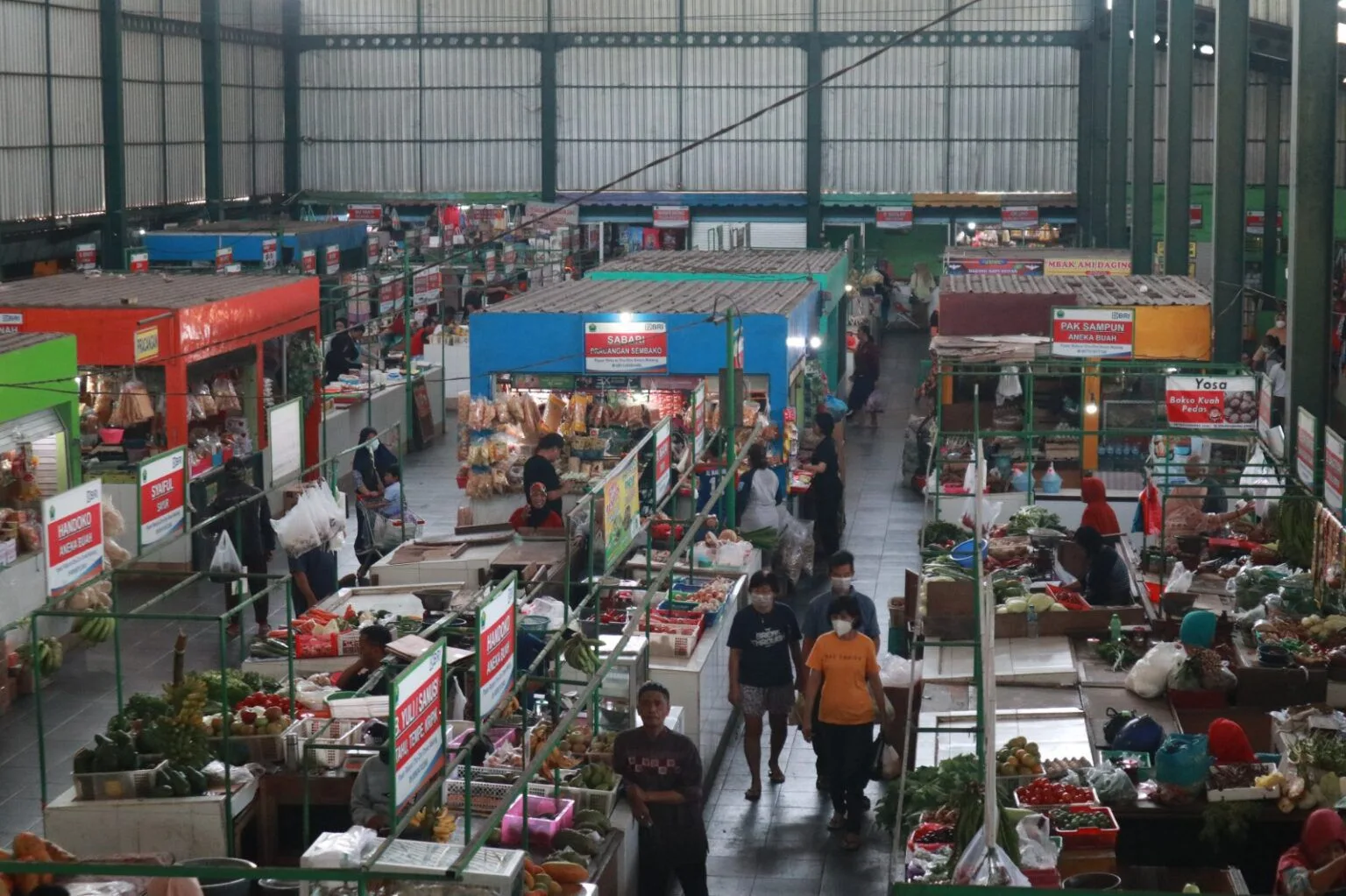 Suasana pasar di Kota Malang.