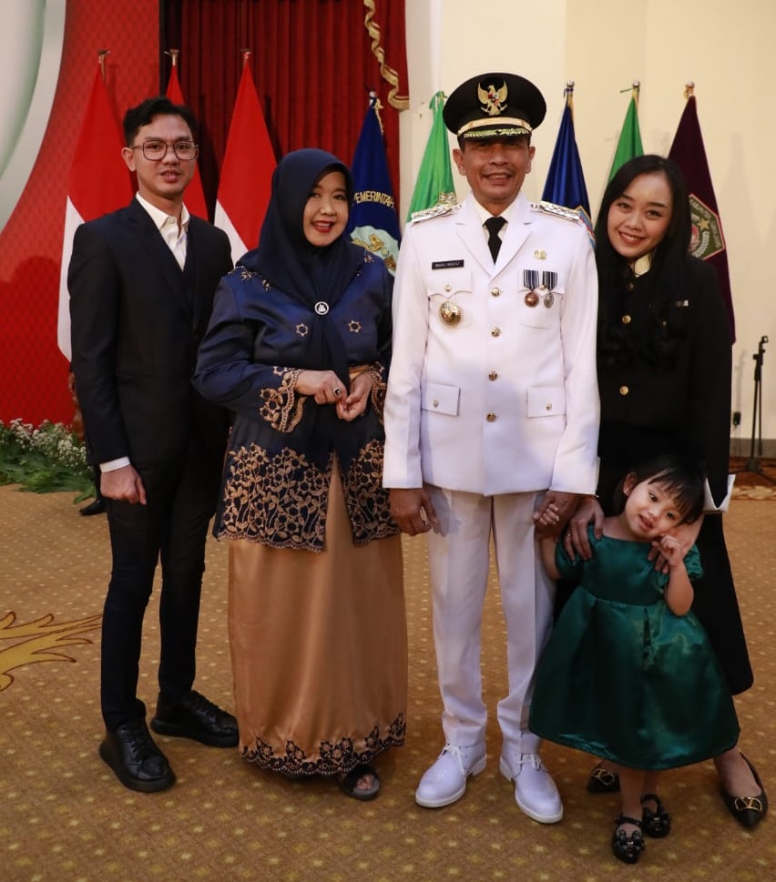 Dr Ir Wahyu Hidayat bersama keluarga pasca pelantikan. 