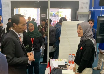 Direktur Direktur Politeknik Negeri Malang, Supriatna Adhisuwignjo ST MT meninjau booth job fair.