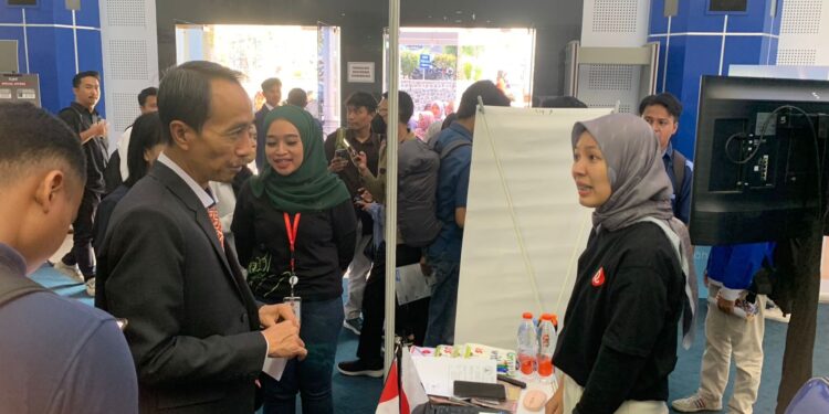Direktur Direktur Politeknik Negeri Malang, Supriatna Adhisuwignjo ST MT meninjau booth job fair.