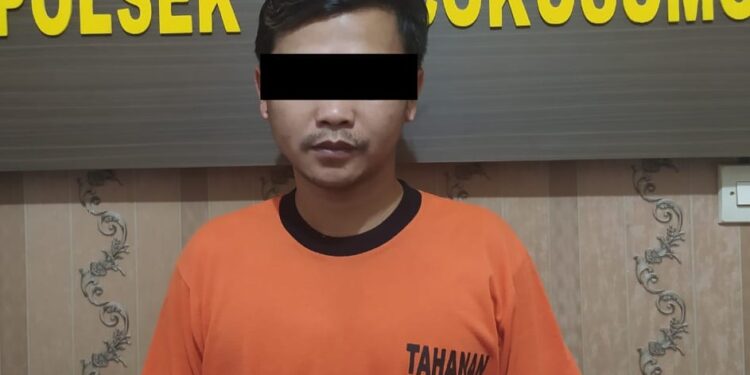 Tersangka AK usai diamankan Polsek Poncokusumo.