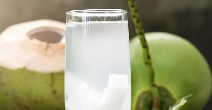Ilustrasi manfaat air kelapa muda bagi kesehatan.
