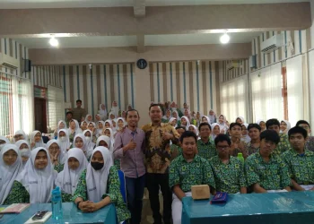 Herlianto. A bersama Ahsanul Arifin dan para siswa MAN Sidoarjo berfoto bersama di akhir sesi pertama workshop.