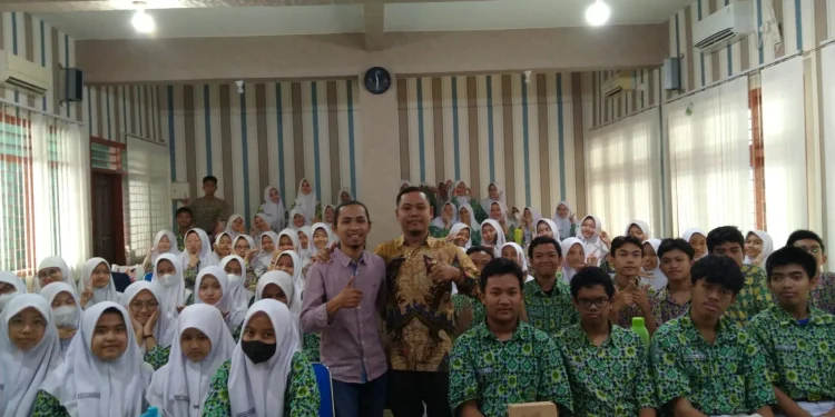 Herlianto. A bersama Ahsanul Arifin dan para siswa MAN Sidoarjo berfoto bersama di akhir sesi pertama workshop.