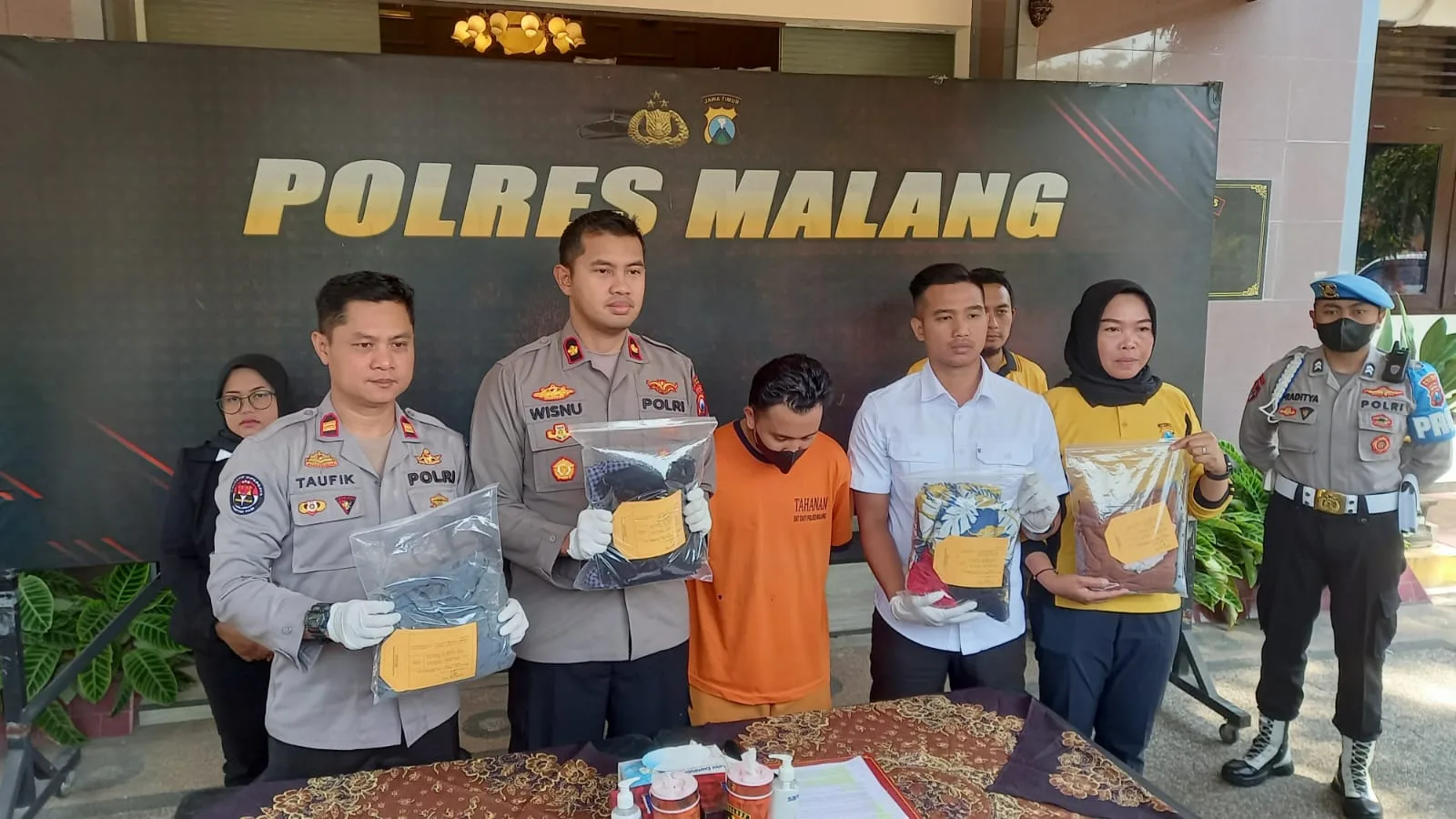 Konferensi pers kasus pencabulan yang dilakukan guru ngaji pada muridnya yang masih di bawah umur.