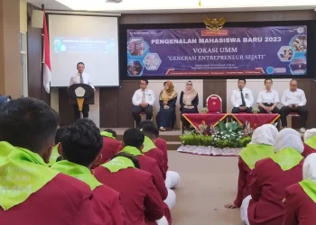 Direktur Vokasi UMM Assoc Prof Dr Tulus Winarsunu MSi saat menyapa para mahasiswa baru Vokasi UMM di sesi Pesmaba 2023
