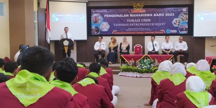 Direktur Vokasi UMM Assoc Prof Dr Tulus Winarsunu MSi saat menyapa para mahasiswa baru Vokasi UMM di sesi Pesmaba 2023